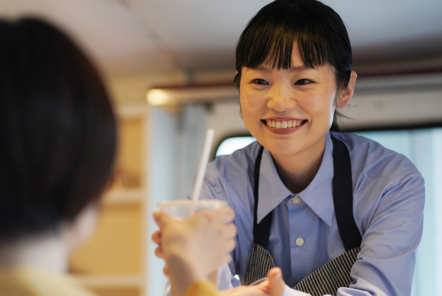 飲食店で働く女性