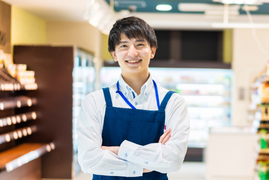 スーパーで働く男性