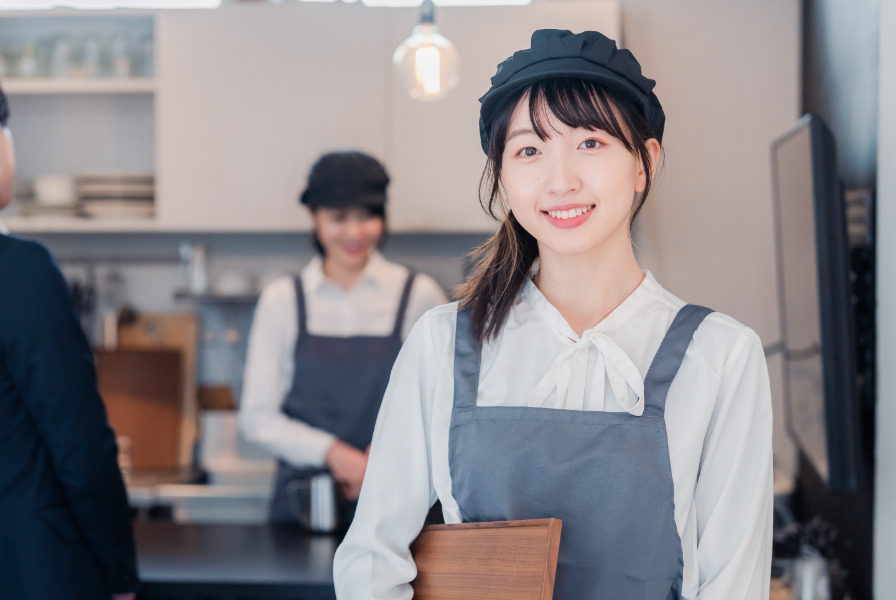 スーパーで働く男性